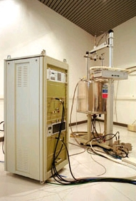 Espectrómetro Bruker AMX300 de 7.04 T (300 MHz resonancia 1 H) con sonda de líquidos 1 H/ 13 C (5 mm), sonda de sólidos 1 H/X multinuclear y sonda de talio (10 mm). 