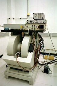 Espectrómetro: Bruker EMX ( banda X ) con accesorios de temperatura variable nos intervalos 450 - 110 K. (N 2 líquido) e 200 - 4 K. (He líquido) e goniómetro para medir espectros de monocristales
