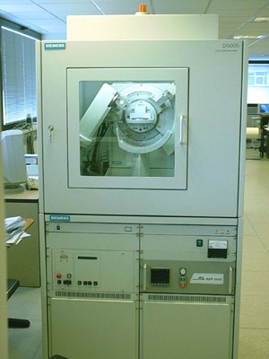 Difractómetro Siemens D5005 con goniómetro de dos círculos theta/2theta, generador con tubo sellado de 3Kw con ánodo de Cu tipo FL Cu 4KE, detector de centelleo tipo AXS F-Nr. J2-394 y cámara de alta temperatura Edmund Bühler 